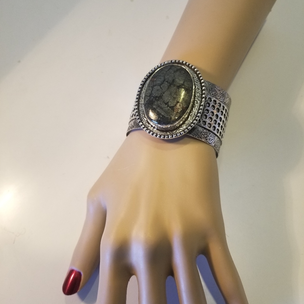 MAGNETIC BRACELET NWOT - Picture 2 of 16